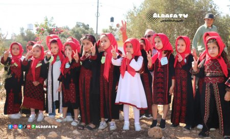انطلاق فعالية قطف الزيتون في بلدة الطيبة