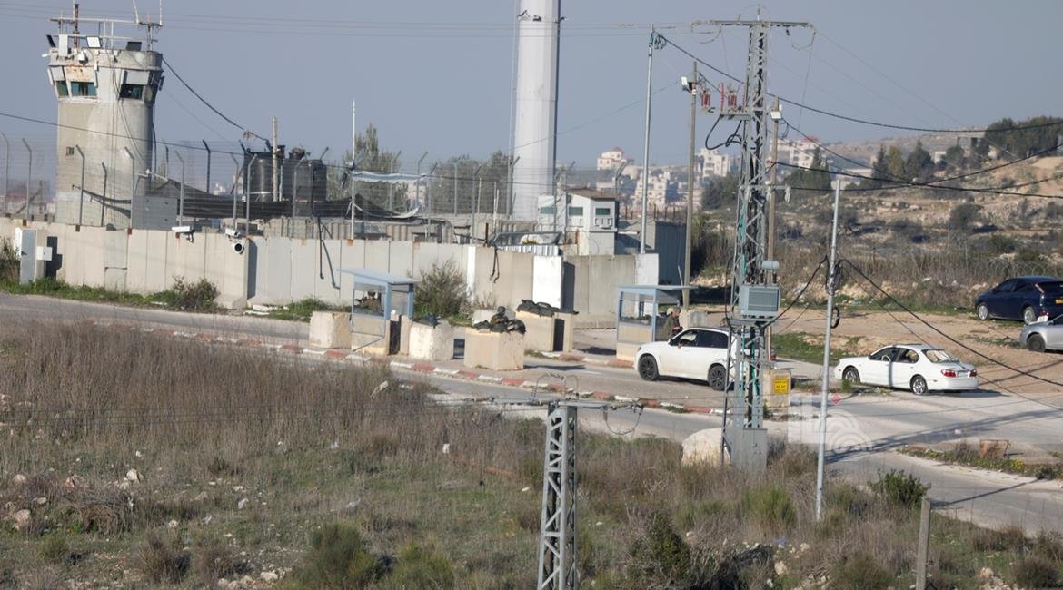 الاحتلال يصيب شابين ويعتقلهما عند مدخل عطارة شمال رام الله