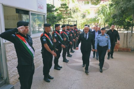 وزير الداخلية يعقد اجتماعاً موسعاً مع قيادة الشرطة ويؤكد: لا تراجع في فرض النظام وتحقيق الأمن والاستقرار