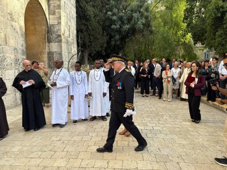 القنصل العام الفرنسي في القدس يزور كنيسة القيامة ويدخل رسميا كنيسة سانت آن