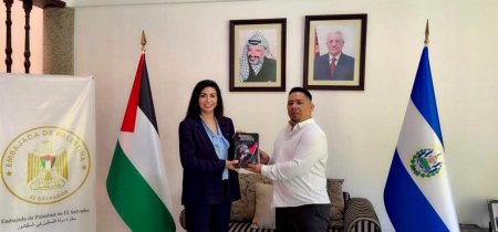 سعادة الدكتورة رينا حناوي فتوح، سفيرة دولة فلسطين لدى السلفادور، تُساهم بخمس نسخ من كتاب "النضال التاريخي للشعب الفلسطيني" 