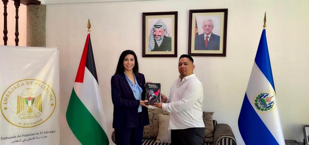 سعادة الدكتورة رينا حناوي فتوح، سفيرة دولة فلسطين لدى السلفادور، تُساهم بخمس نسخ من كتاب 