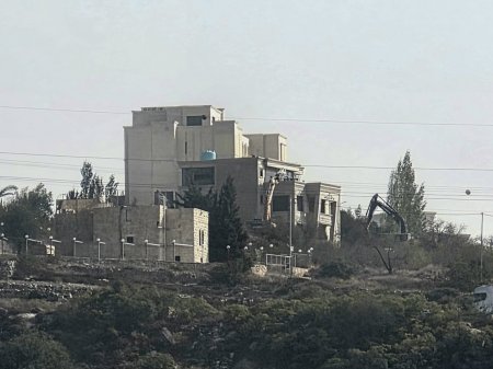 الاحتلال يهدم عمارة سكنية في الخليل ويغلق مداخل المدينة ومخارجها
