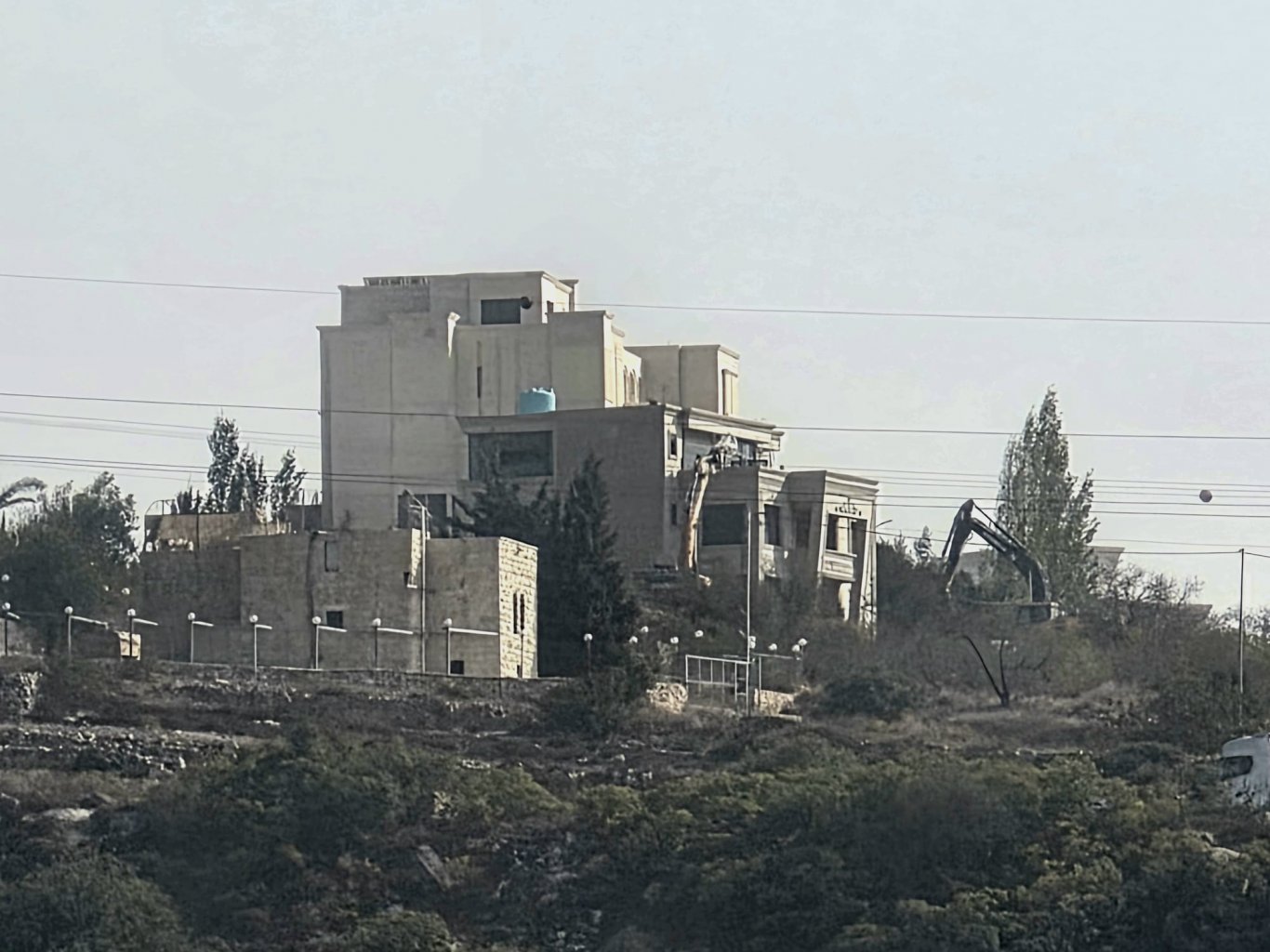 الاحتلال يهدم عمارة سكنية في الخليل ويغلق مداخل المدينة ومخارجها