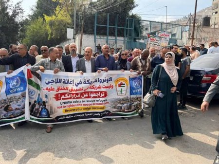 وقفة احتجاجية في مخيم بلاطة رفضا لتقليص خدمات الأونروا