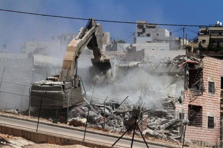 الاحتلال يهدم منزلا في الرام شمال القدس المحتلة