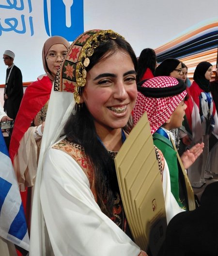 الطالبة الفلسطينية غزل تيم تحرز المركز الثاني في تحدي القراءة العربي 2026