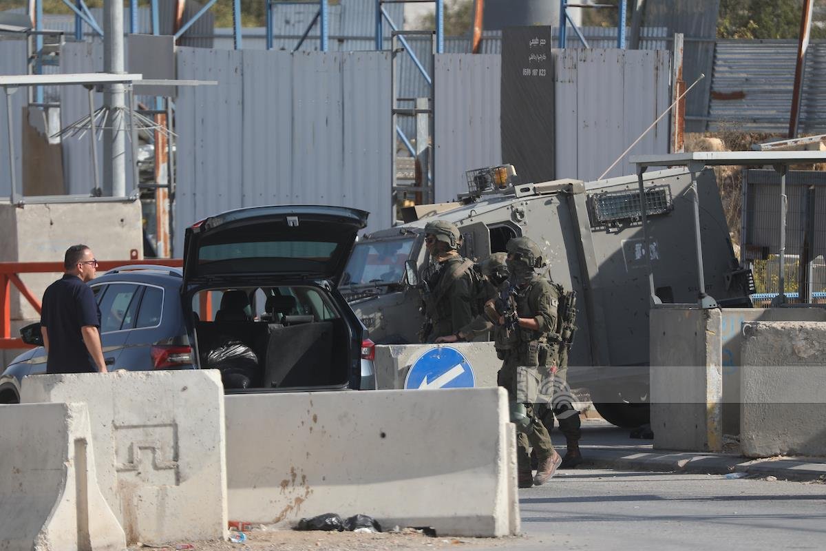 لليوم الثامن على التوالي: الاحتلال يواصل عدوانه على الخليل ويدفع بتعزيزات عسكرية ويجبر عائلات جديدة على النزوح