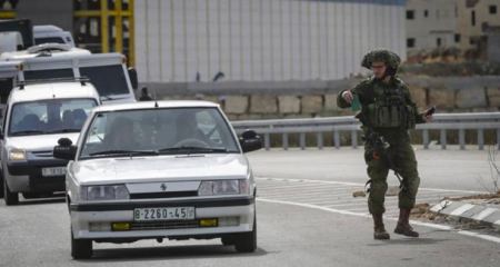 الاحتلال يحتجز 4 شبان على حاجز عسكري جنوب جنين