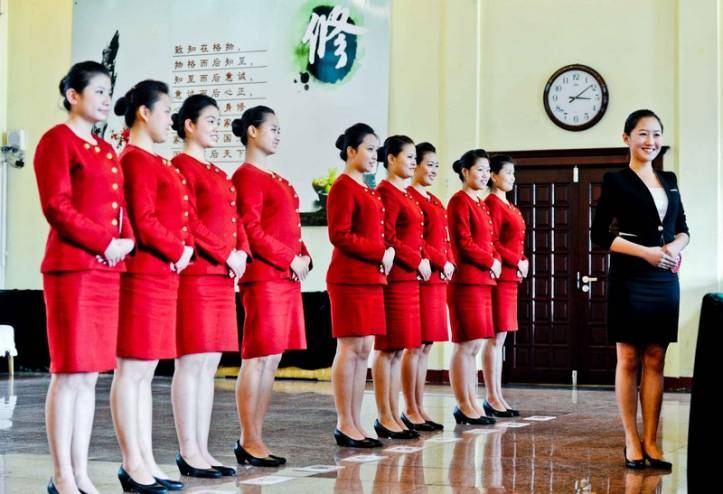 لماذا تحصل مضيفات الطيران على زي واحد فقط ،، السبب صادم 