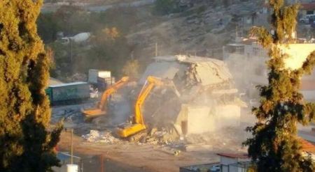 الاحتلال يهدم بناية سكنية في القدس ويغلق ورش حدادة في يطا وجنين