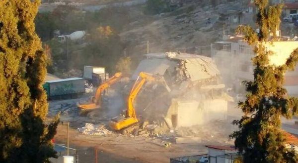 الاحتلال يهدم بناية سكنية في القدس ويغلق ورش حدادة في يطا وجنين