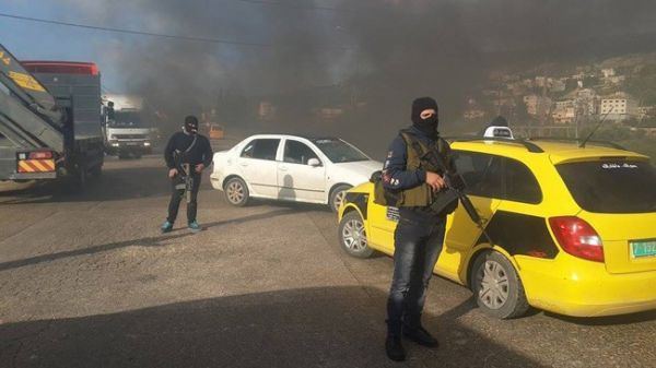 مسلحو بلاطة يغلقون شارعا في نابلس واشتباكات خفيفة مع الامن
