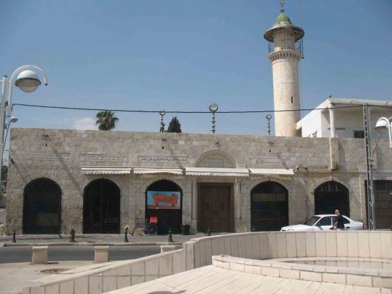 الاحتلال يغرم إمام مسجد بسبب رفع الأذان