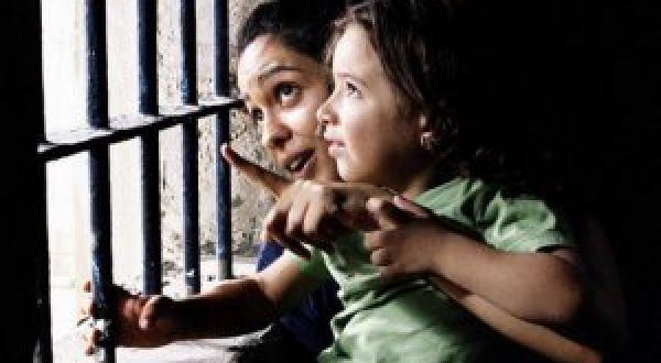 مخرجة من نابلس تفوز بجائزتين في مهرجان قرطاج عن فيلمها 3000 ليلة