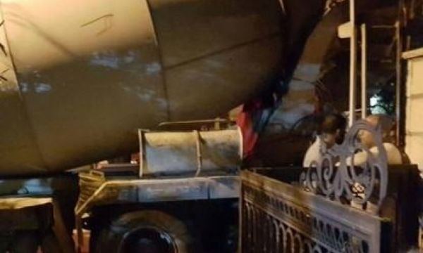 مواطن يغلق بوابة منزل رئيس بلدية بخلاط باطون