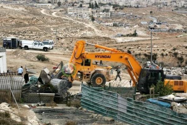 جرافات الاحتلال تهدم مغسلة سيارات في القدس