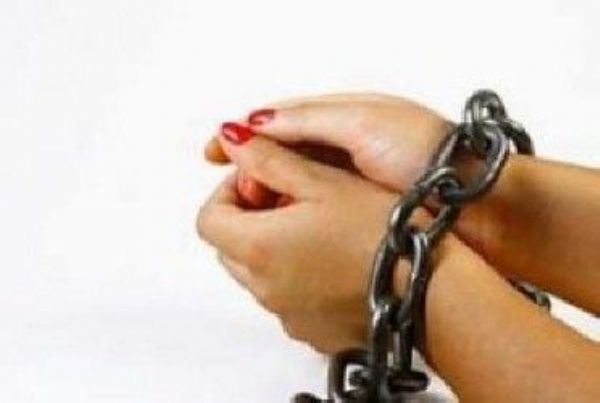 الشرطة تلقي القبض على سيدة بتهمة النشل