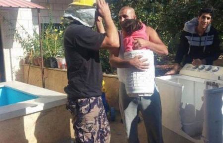 طواقم الدفاع المدني الفلسطيني تحرر طفلة عالقة داخل نشافة ملابس.. صور