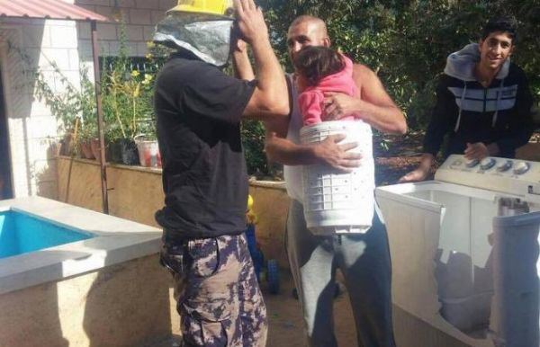 طواقم الدفاع المدني الفلسطيني تحرر طفلة عالقة داخل نشافة ملابس.. صور