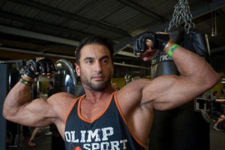 وفاة بطل كمال أجسام .. بسبب خنفساء