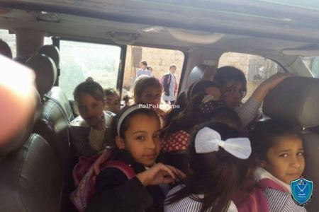 الشرطة تضبط مركبة خصوصية حمولة 7 ركاب بداخلها 25 طفلا