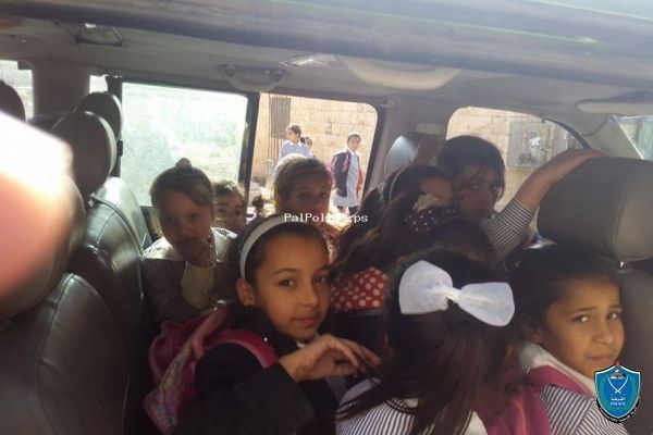 الشرطة تضبط مركبة خصوصية حمولة 7 ركاب بداخلها 25 طفلا