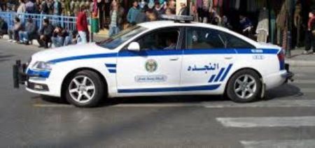 شرطي أردني يتراجع عن مخالفة سير ويتبرع بدمه لابن السائق، والسبب !