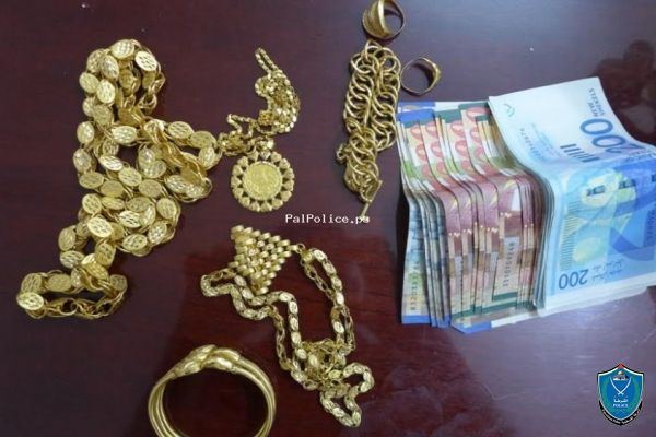 الشرطة تكشف ملابسات سرقة مصاغ ذهبي بقيمه 7000 دينار