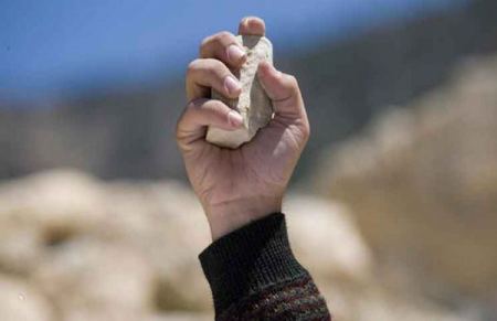 سَبَّ شاباً بعبارة نابية فرجمه أربعةٌ شبان بالحجارة حتّى الموت