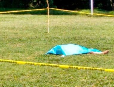 أشهر بوجه البطاقة الحمراء.. فقتله