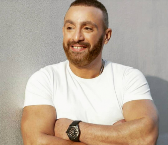 بالصورة: تعرف على شقيق احمد السقا الغريب .. 