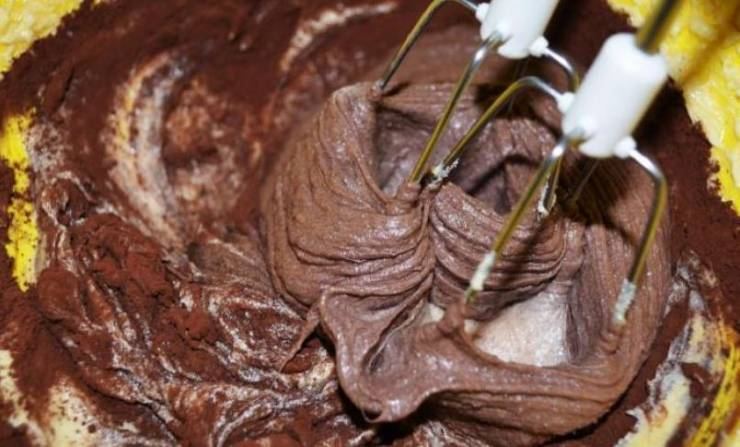 نصيحة: لا تأكل خليط الكيك النيئ ،والبيض ليس السبب بل ...... 