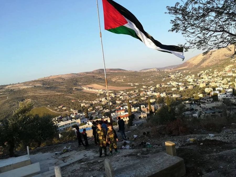 جنين : ” فتح ” منطقة الشهيد علاونة تحيي ذكرى الشهيد أبوعمار برفع علم فلسطين ونصب سارية