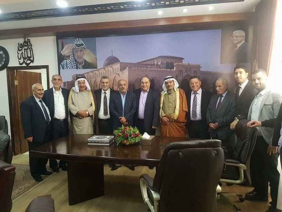  محافظ جنين يرعى توقيع صك الصلح لعائلة الزيود والعائلة تكرمه