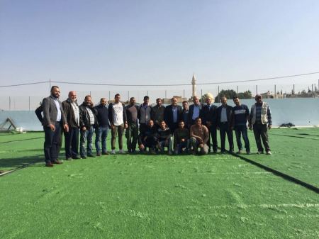 المحافظ رمضان يتفقد أعمال تغطية ملعب الشهيد أبو عمار بالعشب الصناعي