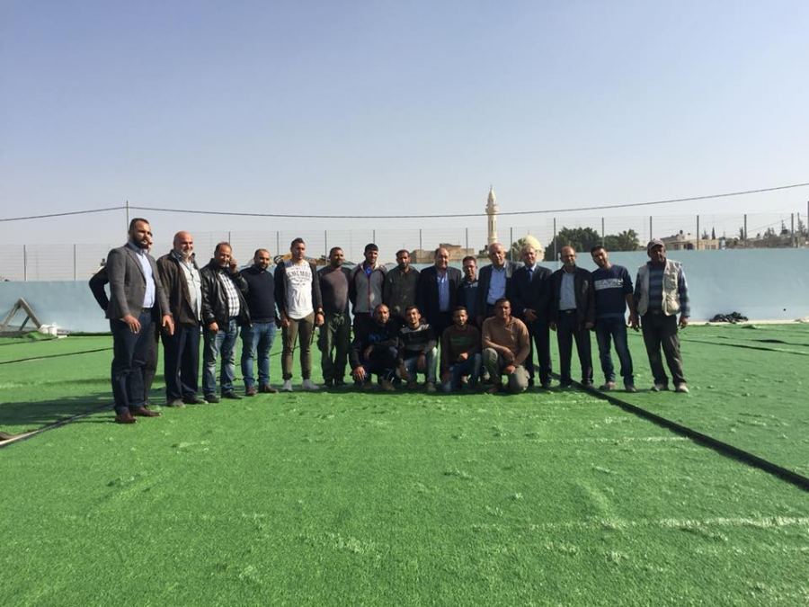 المحافظ رمضان يتفقد أعمال تغطية ملعب الشهيد أبو عمار بالعشب الصناعي