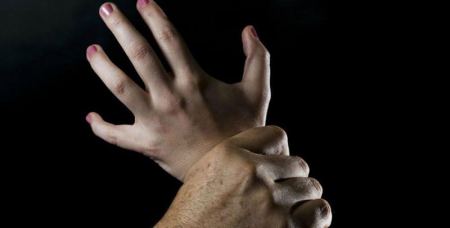 زوج يبيع زوجته لصديقه بـ200 دينار