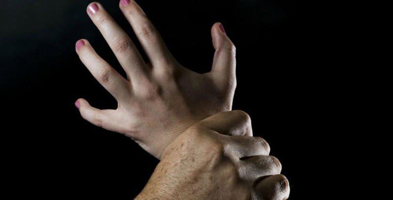 زوج يبيع زوجته لصديقه بـ200 دينار