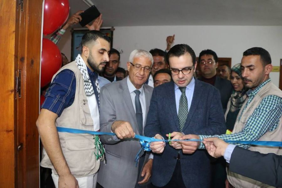 الوزير بسيسو يفتتح معرضا للصور داخل جامعة غزة