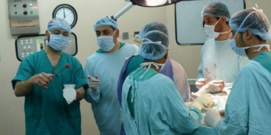 إصابة خطيرة لشاب سقطت عليه قطعة حديدية أثناء سيره في أحد شوارع رام الله
