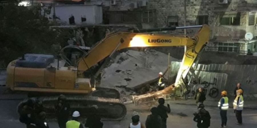 الاحتلال يهدم منزلا وبناية سكنية في القدس
