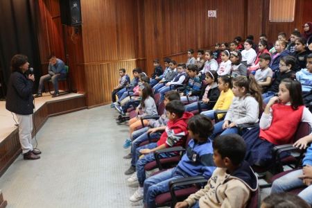  أطفال وزهرات "الياسمين" ينحازون لنظافة نابلس