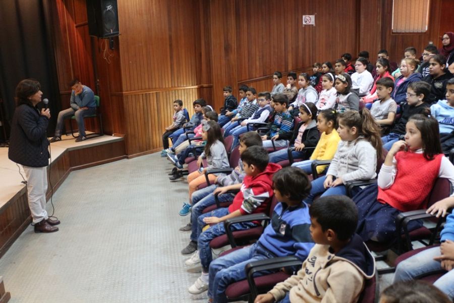  أطفال وزهرات 