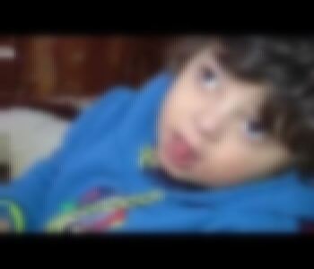 الطفلة ليان دخلت مجمع فلسطين الطبي “محمومة” وخرجت بلا بصر ولا نطق ولا حركة