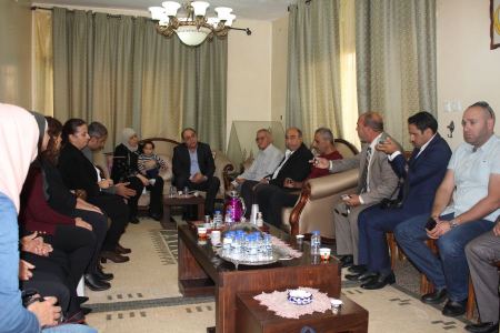  المحافظين رمضان وغنام يقدمان واجب العزاء بوفاة والدة الأسير سامر المحروم في جنين