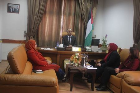 محافظة جنين تطلع على مشروع حديقة أطفال في مخيم جنين لصالح جمعية كي لا ننسى