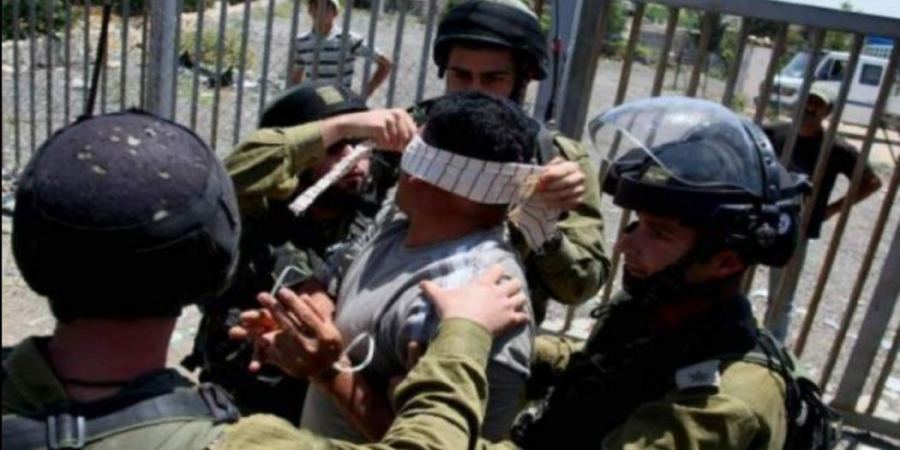 جنود الاحتلال يلتقطون صورا لهم أثناء تنكيلهم بأسيرين