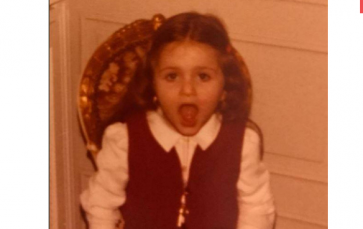  صورة| خمنوا هذه الطفلة أي نجمة حسناء أصبحت الآن