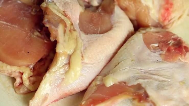  هذه العلامات تكشف أنّ لحم الدجاج المجلّد أصبح فاسداً.. تعرفوا عليها